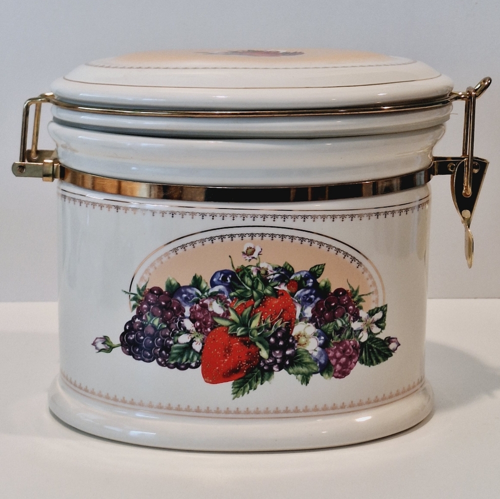 Knott's Berry Farm ceramic container